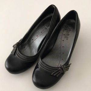 Mudd Black Heels with Tan Stitch Embellishment